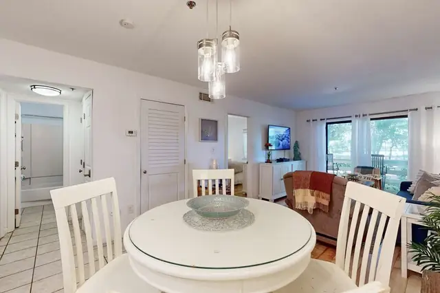 Dining area at Fiddler’s Cove 4B